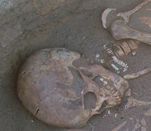 Etwa 2000 Jahre altes Skelett eines jungen Mannes aus einem Grab am Fundort Al Khiday