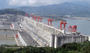 Wasserkraftwerk des Drei-Schluchten-Staudamms im Jangtsekiang mit 18,2 Gigawatt Leistung