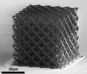 Unter dem Mikroskop ist die dreidimensionale Struktur der stauchbaren Nanokeramik aus Aluminiumoxid klar erkennbar.