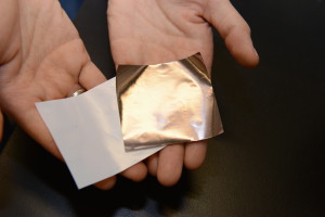 Die hauchdünne Kupferschicht, Herzstück des Frühwarnsystems, sitzt auf einer üblichen Separator-Folie (weiß) der Lithium-Ionen-Akkus.