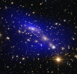 Galaxienhaufen MACS J0416.1–2403 mit berechneter Verteilung an Dunkler Materie (blau)