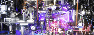 Strontium-Atomuhr: Dieser komplexe Aufbau aus Lasern, optischen Elementen und einer Vakuumkammer erlaubt die weltweit genaueste Zeitmessung.