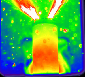 Explodierender Lithiumionen-Akku: Falschfarben-Wärmebild zeigt den Ausstoß von geschmolzenem Material