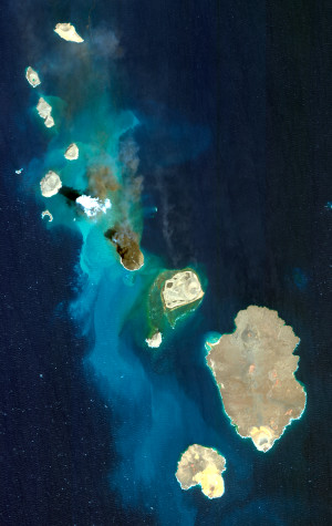 Satellitenaufnahme des Zubair-Archipels im Roten Meer. Die Rauchfahne zeigt den Vulkanausbruch, bei dem im November 2013 die Insel Jadid entstand.
