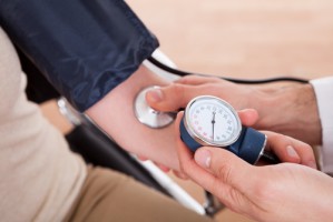 Zu niedriger Blutdruck erhöht das OP-Risiko.