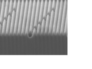 Metafläche aus Silber unter dem Elektronenmikroskop: Dank der nur knapp 100 Nanometer breiten Wälle zeigt das Material einen negativen Brechungsindex für sichtbares Licht.
