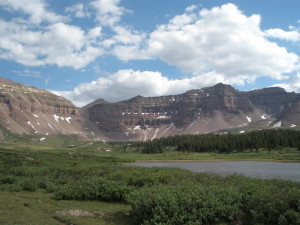Unita-Gebirge in Utah: Wasser verdunstet von der Oberfläche eines Sees, von Pflanzen oder gelangt über Pflanzenatmung indirekt in die Atmosphäre.
