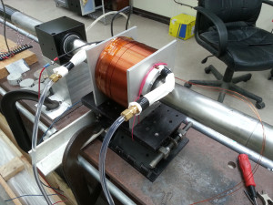 Generator für Hochstrompulse mit einem magnetoelastischem Material, das von einer Spule umhüllt wurde. 