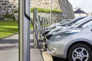 Werden zu viele Elektroautos auf einmal geladen, könnte das Stromnetz einen kritischen Überlastungszustand erreichen.