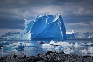 Eisberge in der Antarktis brechen mit zunehmender Klimaerwärmung immer schneller vom Festlandeis ab.