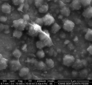 Unterm Elektronenmikroskop: Winzige Nanopartikel aus Kalzium und Kalziumfluorid lagern sich beim Ladeprozess auf der Akkuelektrode ab.