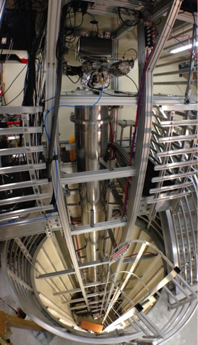 In diesem zehn Meter hohen Aufbau mit Vakuumkammer in der Mitte und Detektoren darüber sperrten Physiker ein Bose-Einstein-Kondensat ein, um räumlich weit voneinander getrennte Wellenpakete zu erzeugen. 