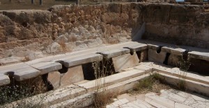 Römische Latrine in der antiken Stadt Lepcis Magna, Libyen