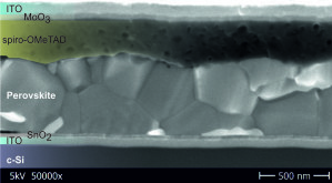 Querschnitt durch eine Tandem-Solarzelle aus Silizium und Perowskit unter dem Rasterelektronenmikroskop