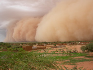 Sandsturm - Habub genannt - in Hombori im Saharastaat Mali. Bei Windgeschwindigkeiten von bis zu 80 Kilometern pro Stunde wird Sand fast 1000 Meter hoch aufgewirbelt.
