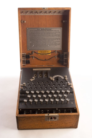 Während des 2. Weltkriegs wurden Nachrichten mit der Enigma verschlüsselt. Heute könnten fluoreszierende Substanzen für die sichere Übermittlung von verschlüsselten Nachrichten genutzt werden.