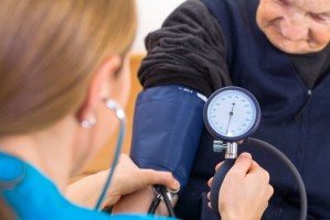 Schwankender Blutdruck im Alter könnte ein Hinweis auf erhöhtes Demenzrisiko sein.