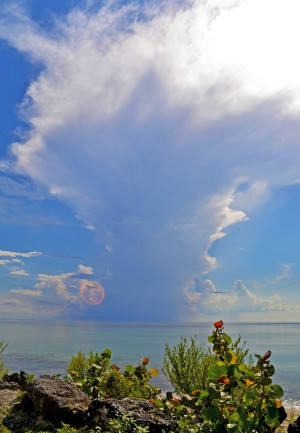 Konvektive Wolke über Kuba: Dieser bis in zehn Kilometer Höhe reichende Wolkentyp bildet sich in Deutschland vor allem im Sommer als Gewitterwolke an heißen Tagen mit genügend Feuchtigkeit aus und kann zu heftigen Niederschlägen führen