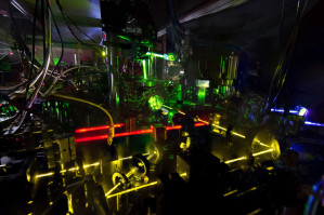 Blick auf eine optische Ytterbium-Atomuhr am NIST, in der der Übergang zwischen zwei Energieniveaus des Ytterbium-Atoms für eine extrem genaue  Zeitmessung genutzt wird.