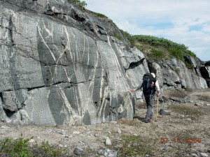 In diesen Granitfelsen in Kanada südlich der Hudson Bay finden sich Überreste der frühen Erdkruste, die mindestens 4,2 Milliarden Jahre alt sind.