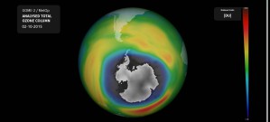 Ozonloch über der Antarktis im Oktober 2015 mit Rekordgröße. Seitdem schrumpft es langsam.  