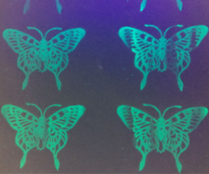 Schaltbare Geheimtinte aus Perowskit-Nanokristallen fluoresziert unter UV-Licht.