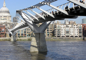 Die Millennium Bridge in London wurde kurz nach der Fertigstellung von Passanten in starke Schwingungen versetzt. 