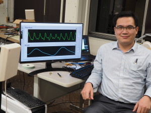 Cornell-Forscher Xiaonan Hui kontrolliert die Körperdaten, die kontaktlos mit Funketiketten aufgezeichnet wurden. 