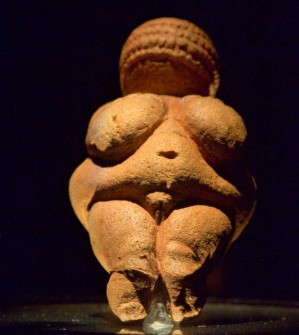 Die Venus von Willendorf (29.500 Jahre alt) wird als Fruchtbarkeitssymbol gedeutet.