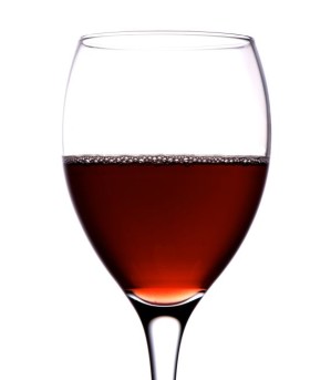 Rotwein enthält Polyphenole, die nicht nur als Antioxidantien wirksam sind.