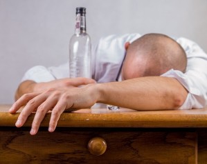 Starker Alkoholkonsum erhöht das Demenzrisiko.