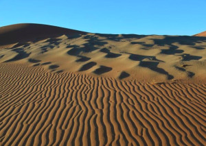 Wüstensand kann drei verschiedene Strukturen ausbilden: Rippel, Megarippel und große Dünen