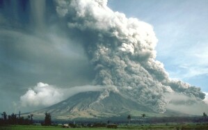Pyroklastischer Strom am Hang des Vulkans Mayon auf den Phillipinen.