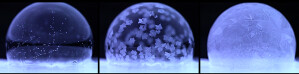 Gefriert eine Seifenblase in einer Kühlkammer, entstehen zahlreiche über die Blasenhülle driftende Eisflocken. Nach weniger als 20 Sekunden lagern sich die Flocken zu einer kompletten Eishülle zusammen.