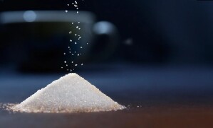 Zucker oder Süßstoff? Was Süßstoff im Stoffwechsel verursacht, ist nicht abschließend geklärt.