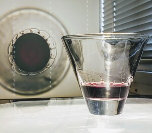 Weinender Wein: Tränen am inneren Glasrand entstehen unter dem Einfluss von nach oben fließenden Wellen. 
