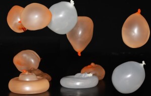 Ein Wasserballon flacht beim Aufprall binnen weniger Millisekunden stark ab.
