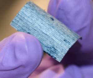 Beschichtungen aus speziellen Kunststoffen und menschlicher Schweiß als Elektrolyt verwandeln Textilien in Superkondensatoren, um effizient Strom zu speichern.