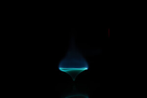 Bei der Verbrennung von flüssigem Heptan auf einer Wasserfläche entsteht dieser kleine, blaue Flammenwirbel.