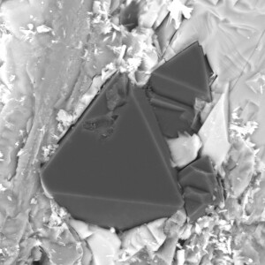 Labor statt Erdmantel: Mikroskopaufnahme der synthetischen, unter Hochdruck und elektrischem Spannungsfeld erzeugten Diamanten.