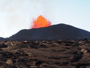 Fast eine Milliarde Kubikmeter Lava spie der Vulkan Kīlauea auf Hawaii während eines dreimonatigen Ausbruchs ab Mai 2018 aus. 