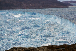 Der bereits schnell fließende Helheim-Gletscher an der Südostküste Grönlands zeigt wie rasant in Zukunft auch die Eisschilde in der Antarktis schwinden könnten.