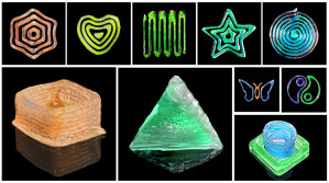 Auswahl von bunten Objekten aus dem 3D-Drucker, die reflektierende Strukturfarben anstelle von Farbstoffen enthalten.
