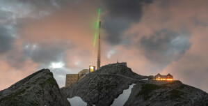 Auf dem Gipfel des Bergs Säntis in den Schweizer Alpen nutzten Forscher einen Hochleistungslaser als Blitzableiter 