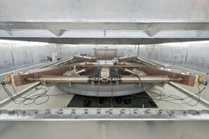 Mit diesem 16 Meter langen, quadratisch angeordneten Ringlaser in einem unterirdischen Labor in Bayern lassen sich Abweichungen der Tageslänge bis auf wenige Millisekunden genau bestimmen.