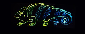 Strukturfarben: Filigrane Kunststofflamellen lassen dieses Bild eines Chamäleons bunt schillern.