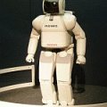 Bei Roboter Asimo könnte man immerhin an einen Astronauten denken.