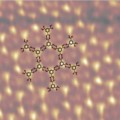 In solchen Nanorastern ordnen sich Moleküle völlig selbstständig an