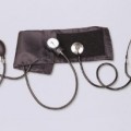 Klassisches Blutdruckmessgerät mit Manschette und Stethoskop