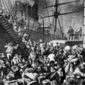Deutsche Auswanderungswillige  im Hamburger Hafen vor einem Dampfer mit dem Ziel Amerika. Ein neues, besseres Leben war ihr Motiv. Eine neue Sprache zu lernen, war absolut zweitrangig. 